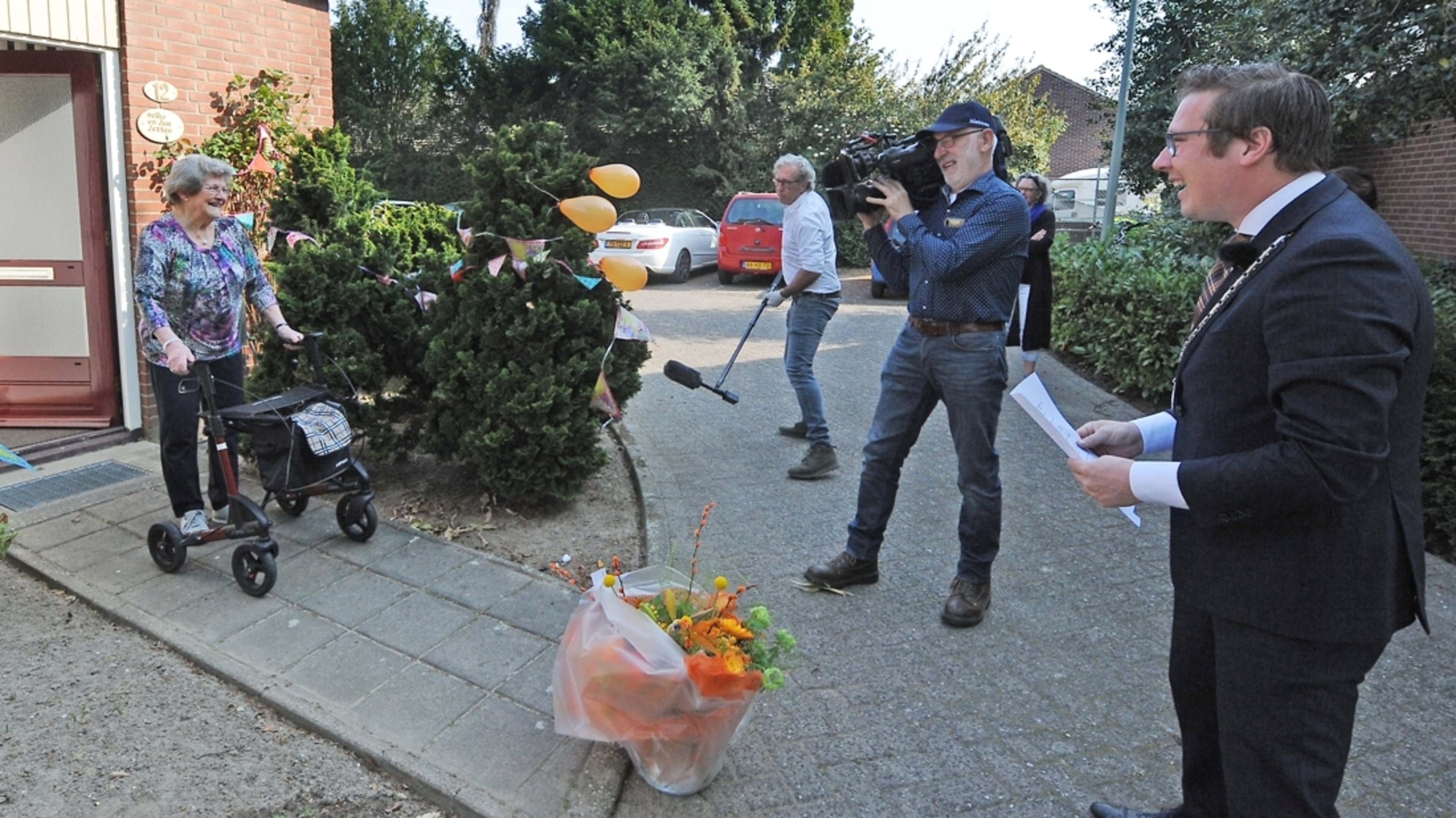 Burgemeester Beesel brengt het nieuws persoonlijk, het lintje komt later